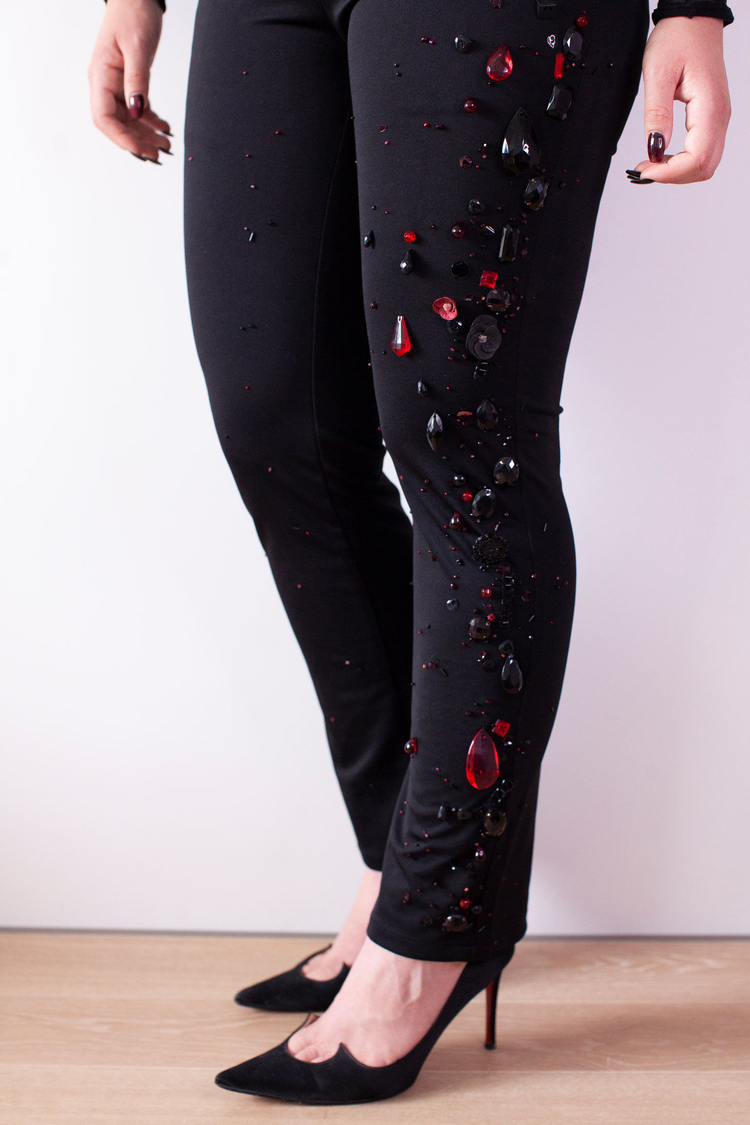 pantalon tuxedo noir brodé de strass rouges